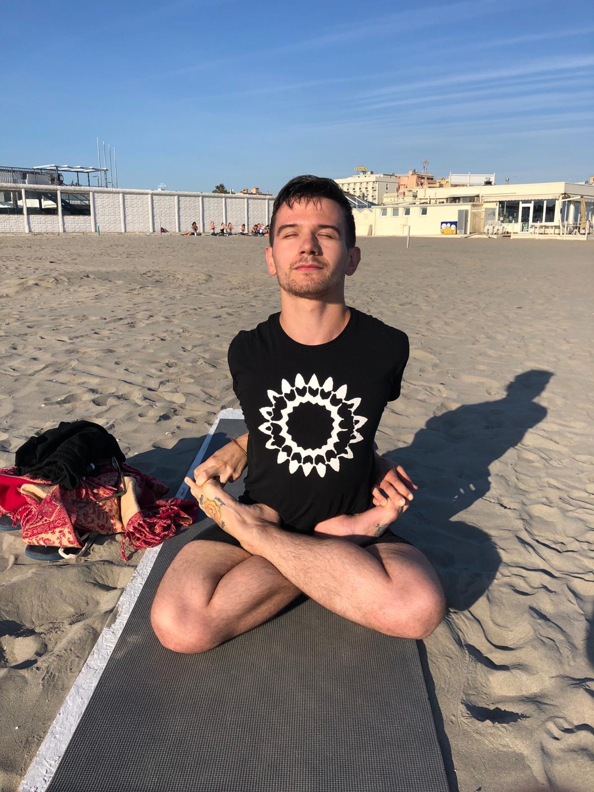 Yoga sulla spiaggia di Misano Adriatico